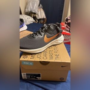 Women’s Nike Aurthenic sneaker !!